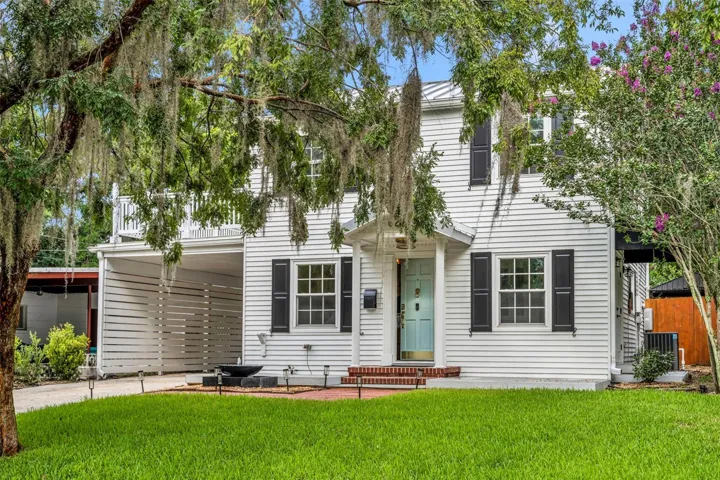 622 Bourne Place offers all the charm of a historic home along with sophisticated and tasteful renovations.