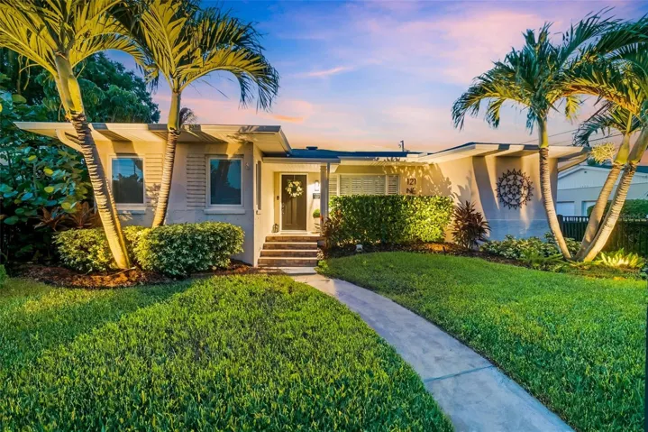 Welcome Home! 121 28th Ave NE