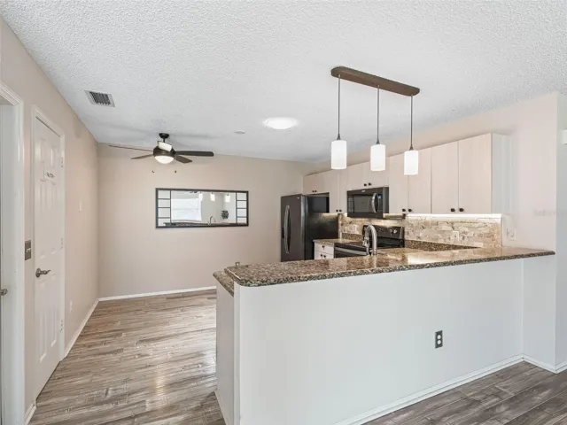 Kitchen - Breakfast Bar