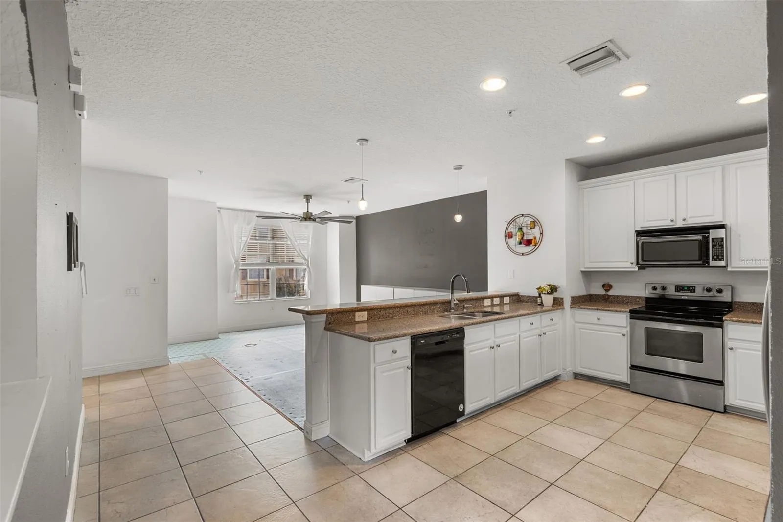 Kitchen with breakfast bar