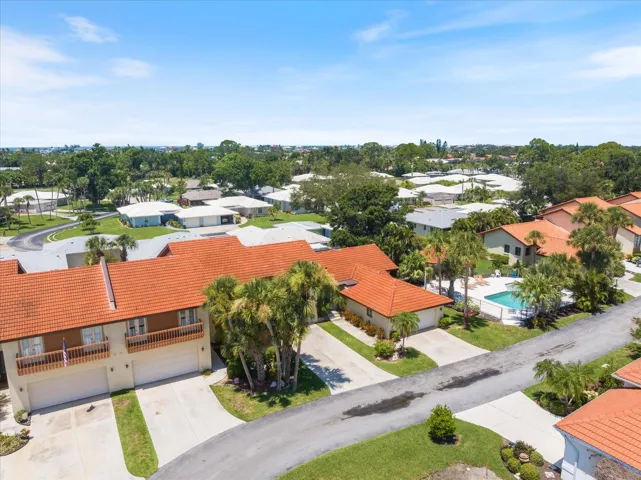 Welcome to 817 Sorrento Pl. A 2 story home near Nokomis beach just off 41 and near 681