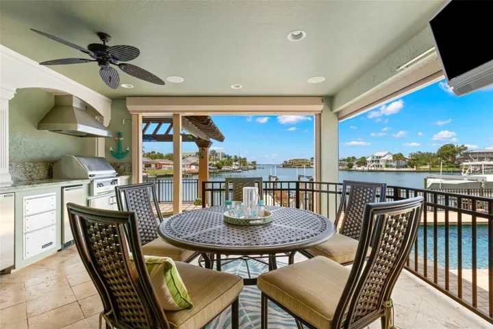Alfresco dining with views to Boca Ciega Bay!