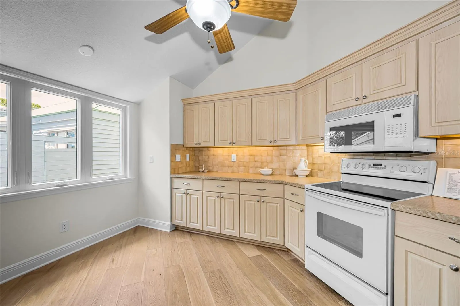 So much kitchen storage!