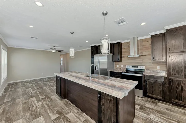 VIEW OF THE KITCHEN AND LIVING ROOM FROM THE CORNER OF THE KITCHEN.