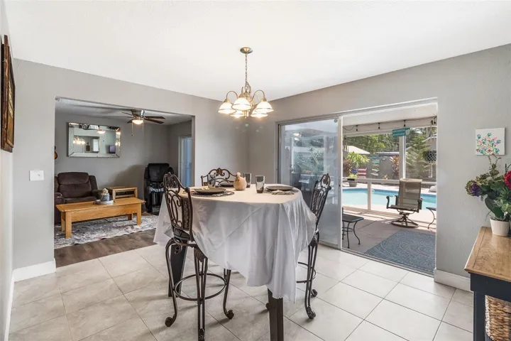 Large Eat-In Kitchen