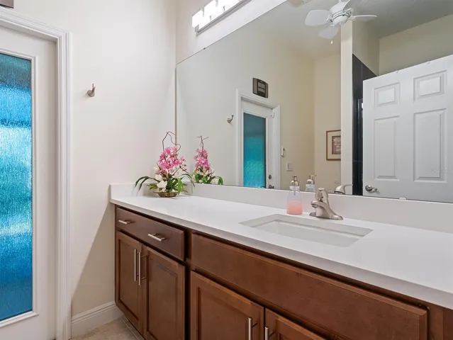 Bath 2 with access to Florida Room