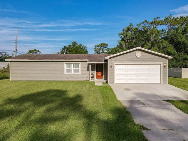 Welcome Home! - driveway 2 car garage-plenty of parking for family and guests too!