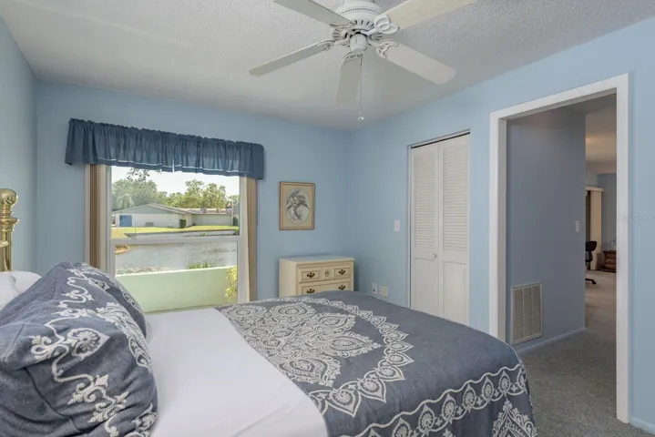 Bedroom has 2 walkin closets