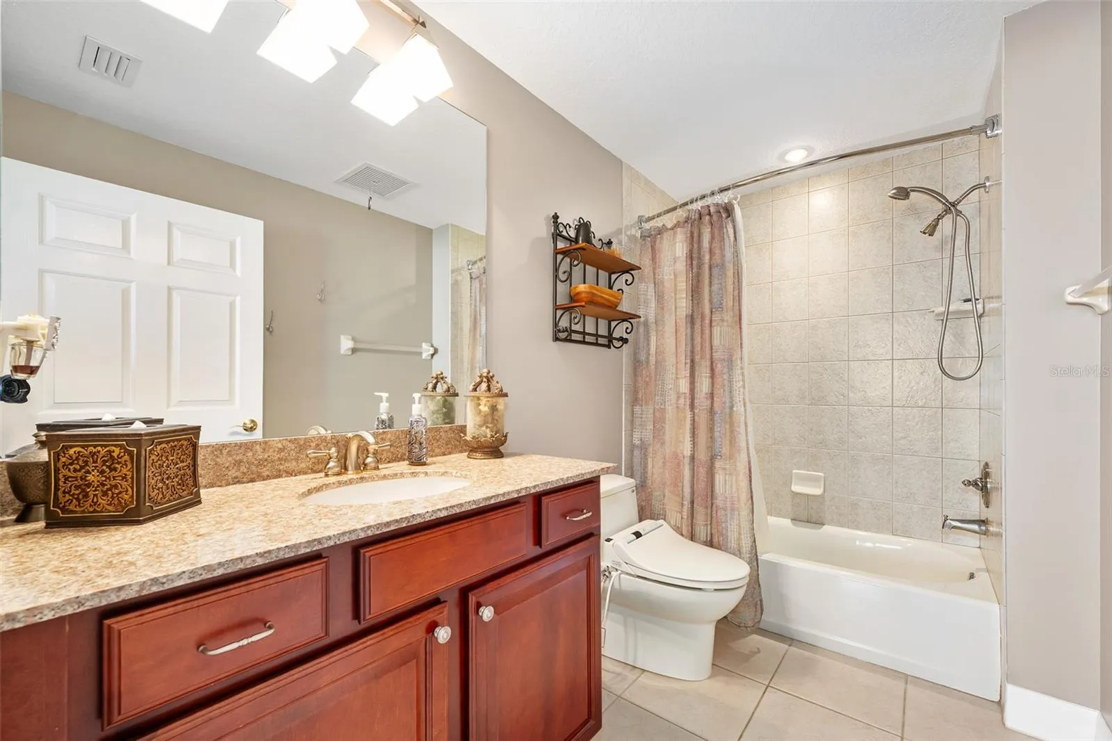 3RD GUEST BATH W/TUB