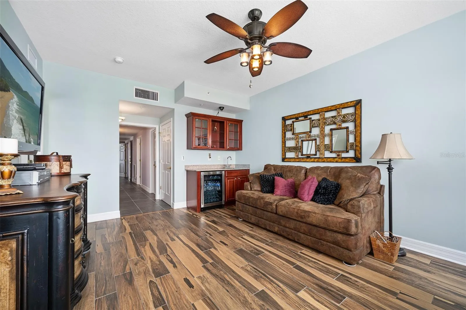 DEN OR IN-LAW SUITE W/ WET BAR