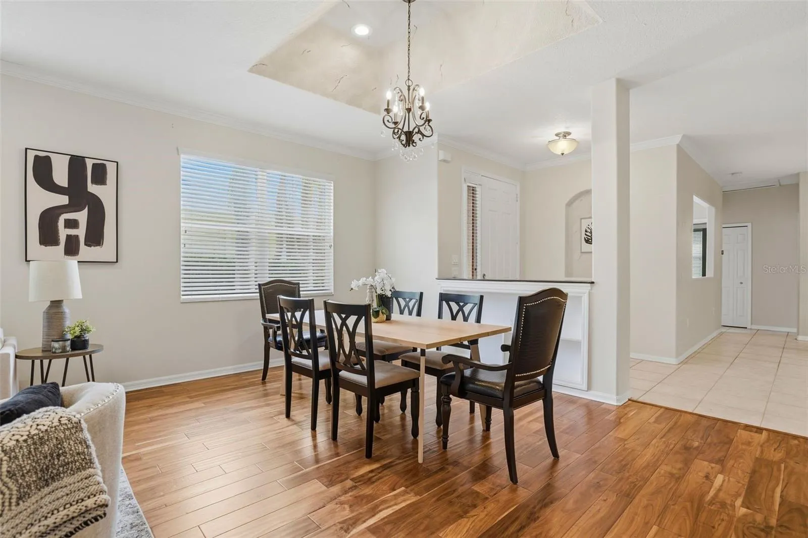 Spacious Dining Room for Family Gatherings
