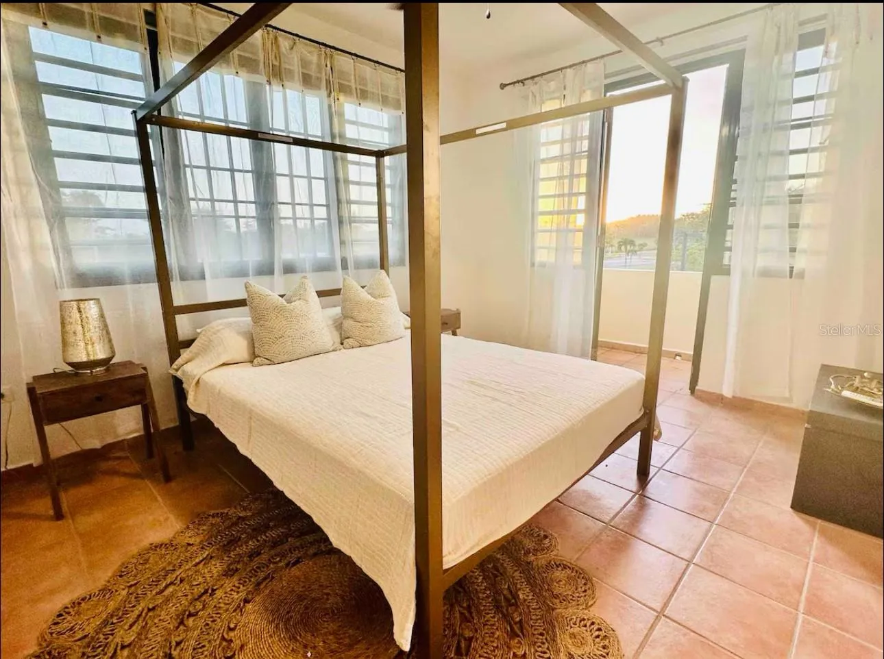 Guest room: queen size canopy bed