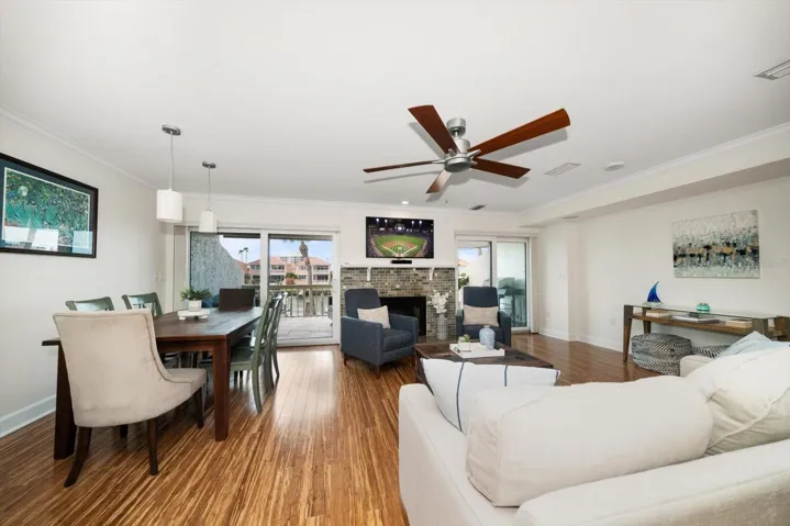 Open floor plan .