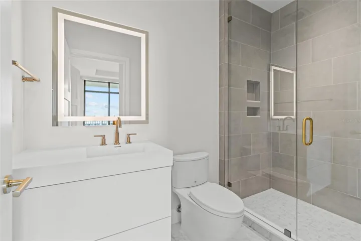 Guest Room 1 En-Suite Bath