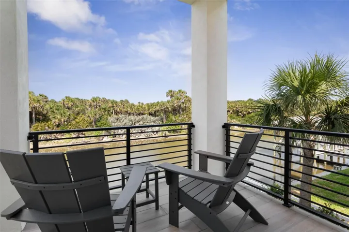 Step out onto the private guest balcony to enjoy peaceful views of the Intracoastal—perfect for watching boaters drift by or catching a stunning sunset.
