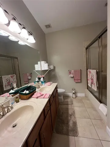 Full guest bathroom
