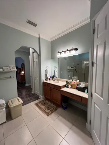 Primary en suite bathroom w/ vanity