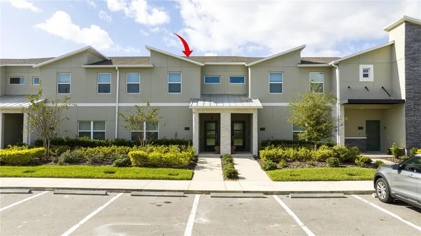 Front on the House (Park right in front)