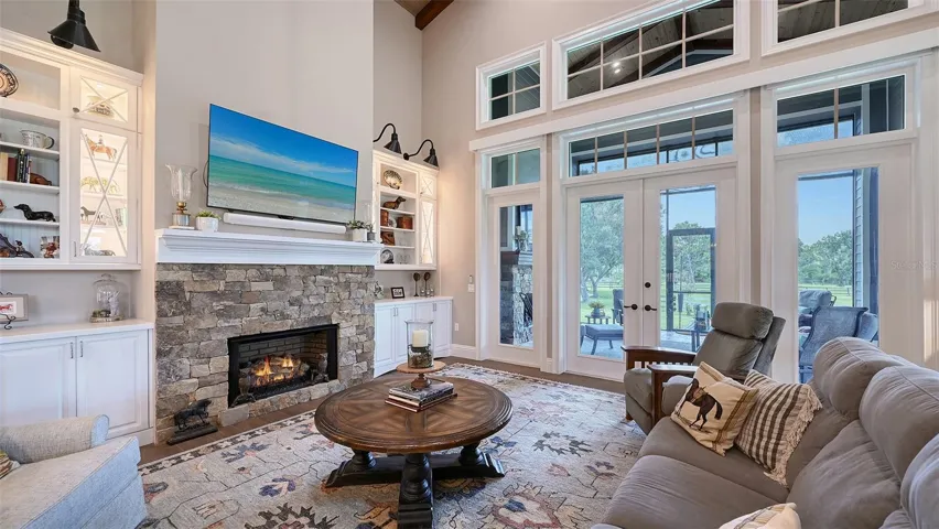 Windows & Doors• Energy-Efficient Windows: CWS White/White Vinyl 810 series single-hung windows withimpact-resistant, Low-E insulated glass and colonial contoured external grids on upper sashes andtransoms for a classic look