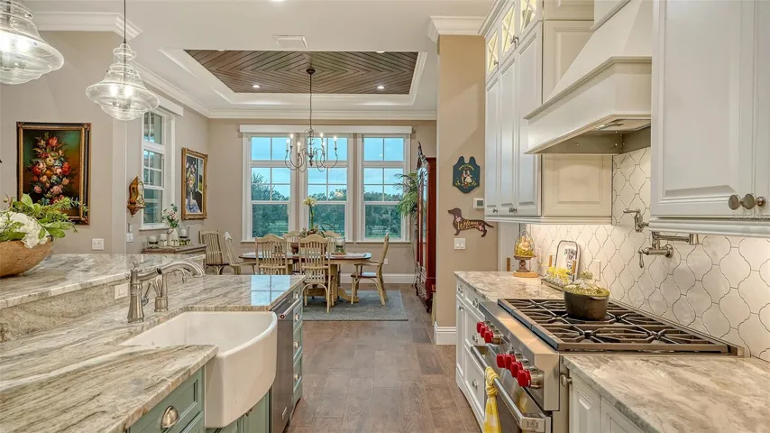 The cabinetry includes Marsh Full Overlay Level 8 maple cabinets in Arlington-Linen with 42" upper cabinets and double-stacked 15" cabinets.