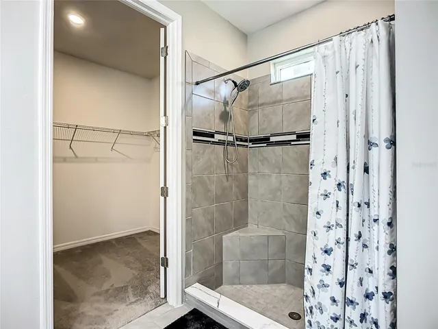 WALK IN CLOSET 2