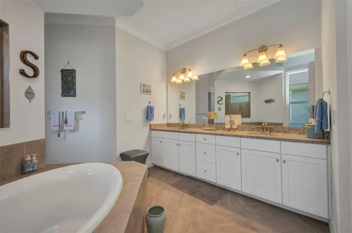 Shower stall to the left. Soak in the tub after golf, tennis, or boating!