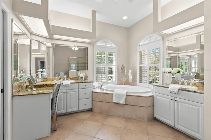 Primary en suite bath