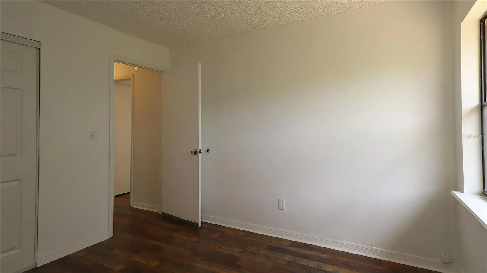 2nd bdrm also has nice light...