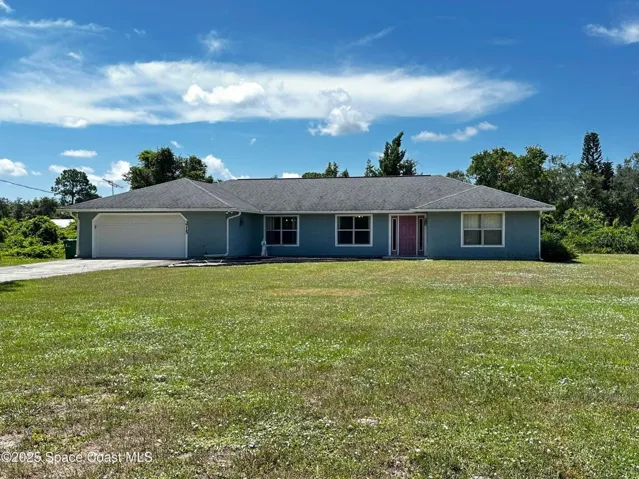 Loads of Front Yard Space!