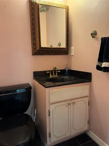 Guest !/2 Bath
