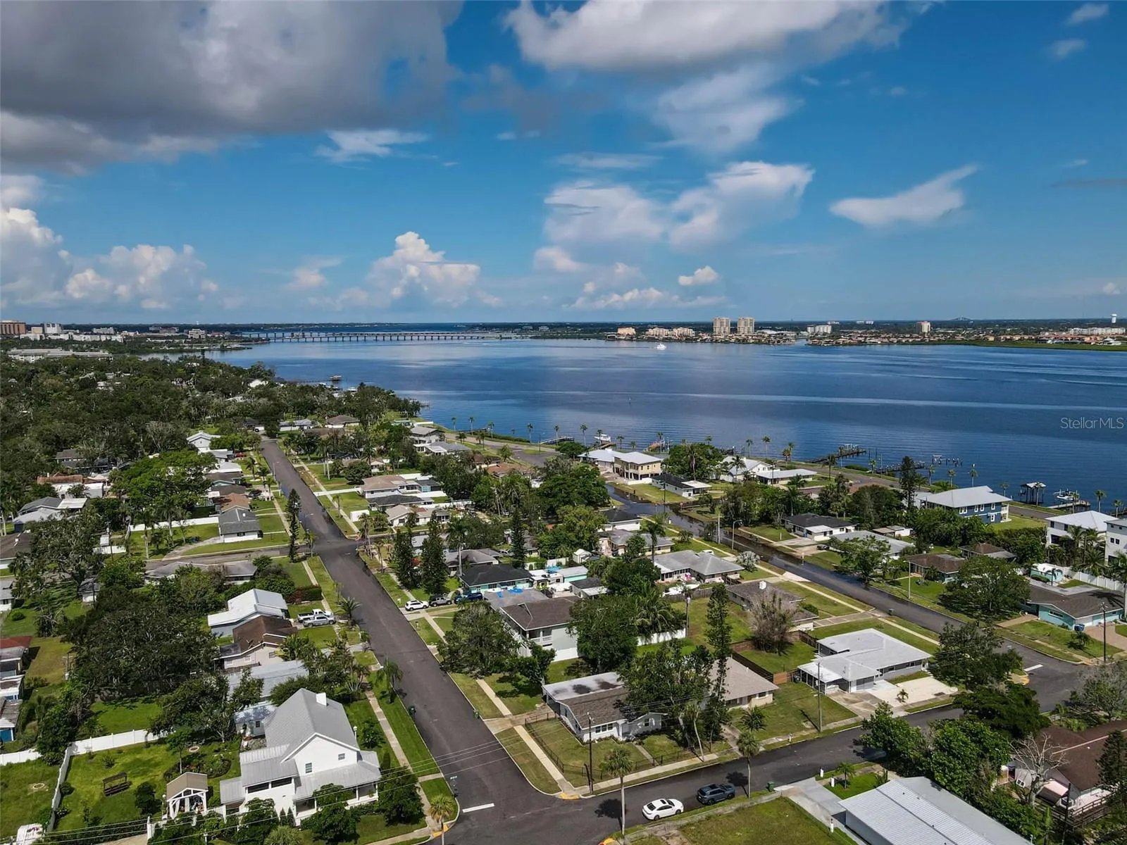 102 20th Street NE off Manatee River and near Downtown Bradenton, Manatee Memorial Hospital and US41 Bridge