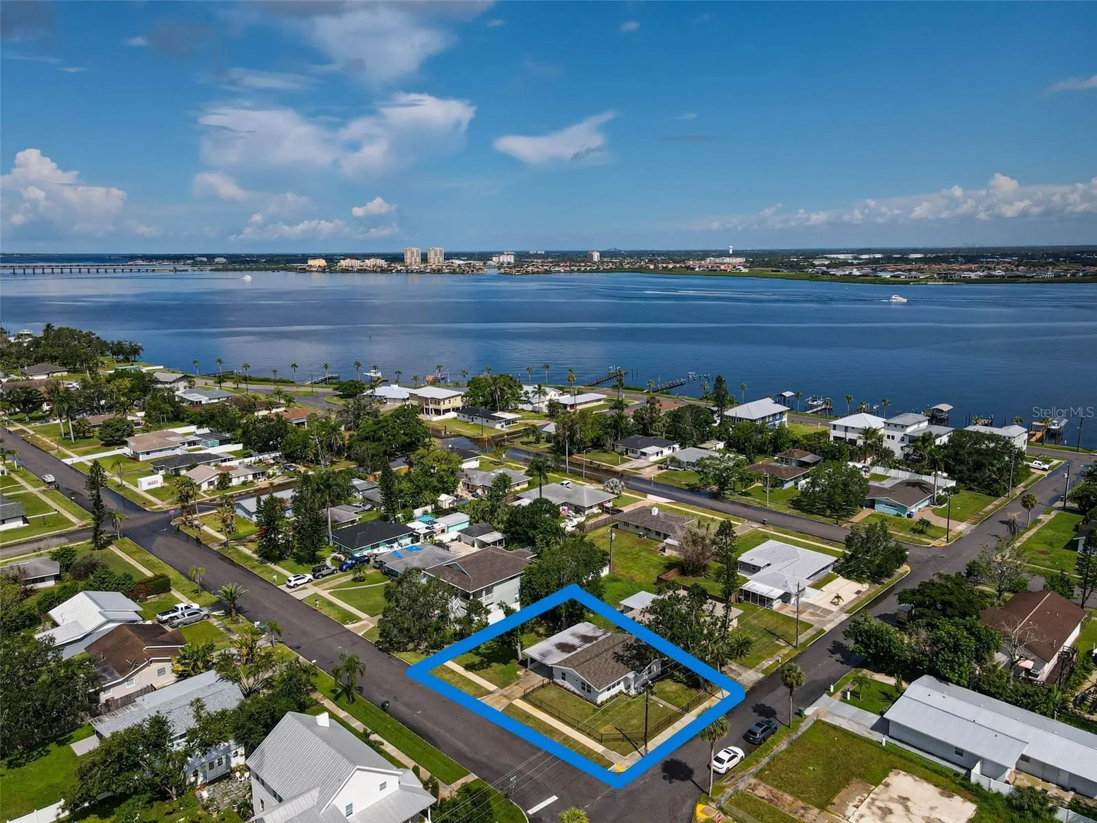 102 20th Street NE off Manatee River and near Downtown Bradenton, Manatee Memorial Hospital and US41 Bridge