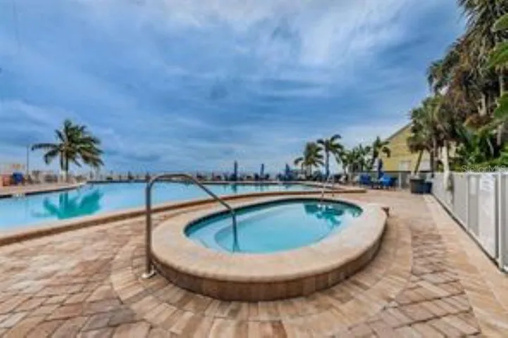 Yacht Club Pool-Jacuzzi