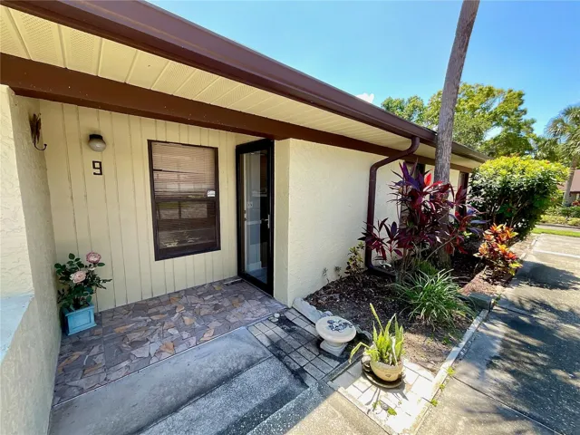 2-Entry way of end unit #1009