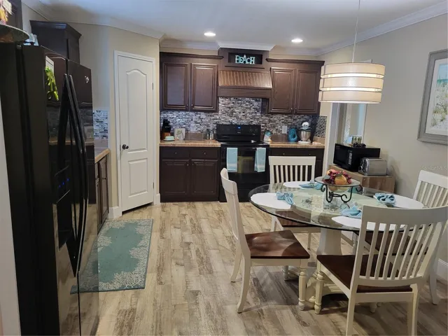 Eat in kitchen