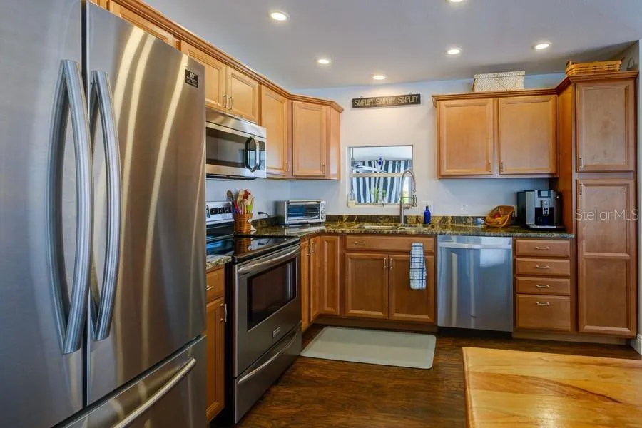 SPACIOUS KITCHEN WITH AMPLE CABINETRY