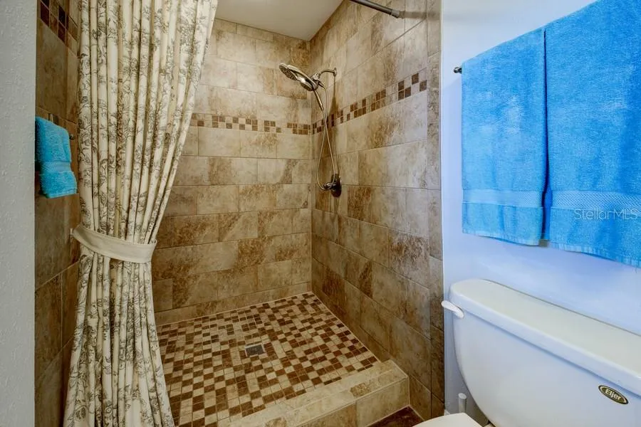 MASTER EN-SUITE