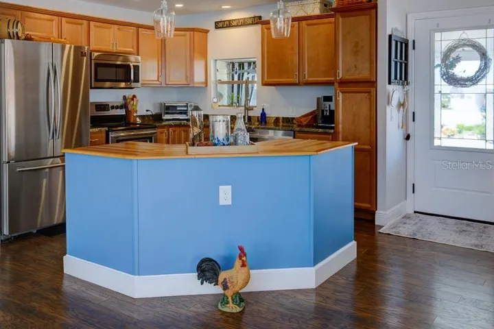 WELL APPOINTED KITCHEN ISLAND