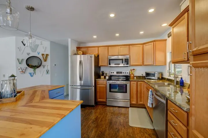 OPEN KITCHEN WITH GENEROUS COUNTER SPACE