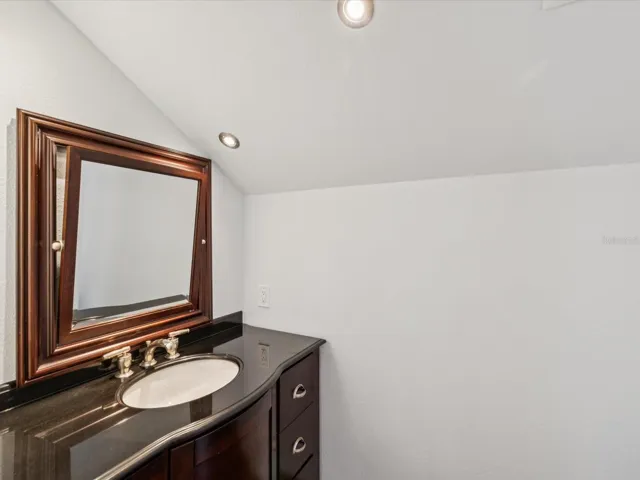 2nd ensuite half bathroom