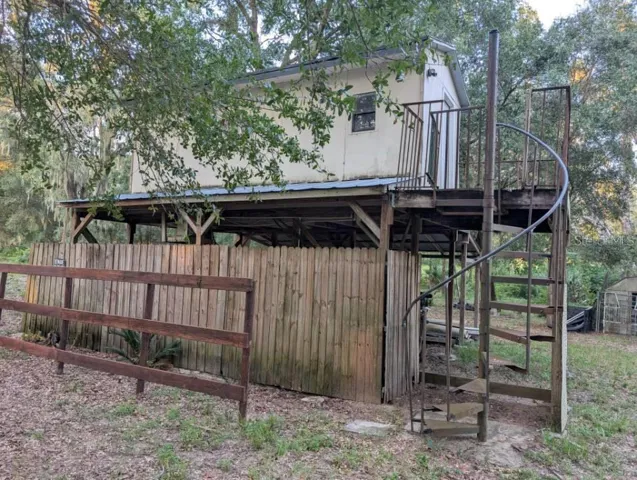 Tree house (with running water and bathroom)