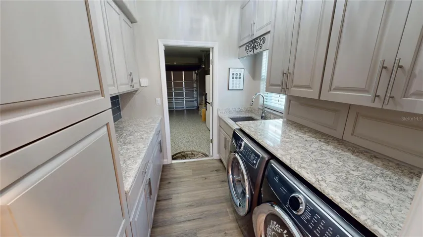 Laundry room / Butlers Pantry