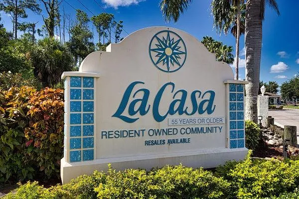 La Casa entrance monument