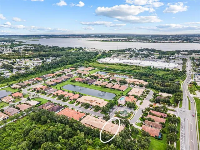 Close to shopping plaza and the Manatee River