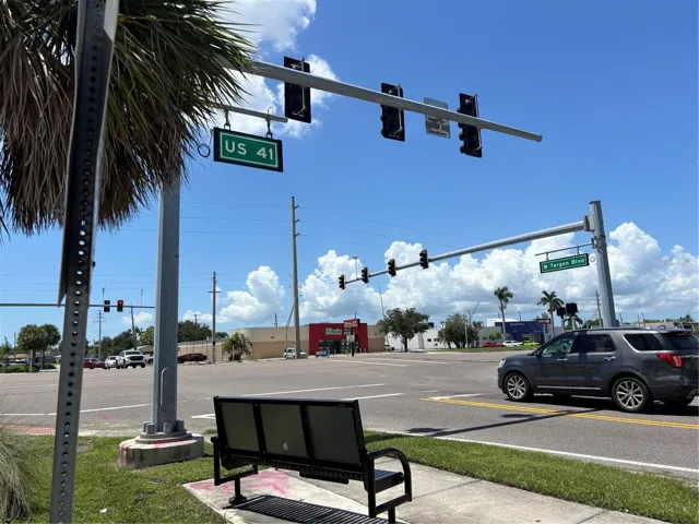 Corner US41 Tamiami Tr