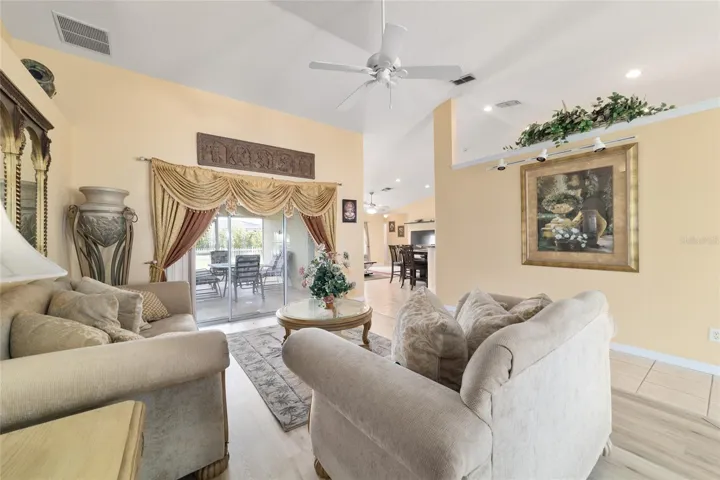 Look at the elevated ceiling height great for featuring ART work , famliy heirlooms or Decor