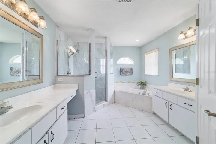 Just completed shower reno. Look at that GLASS !!! SPOTLESS
