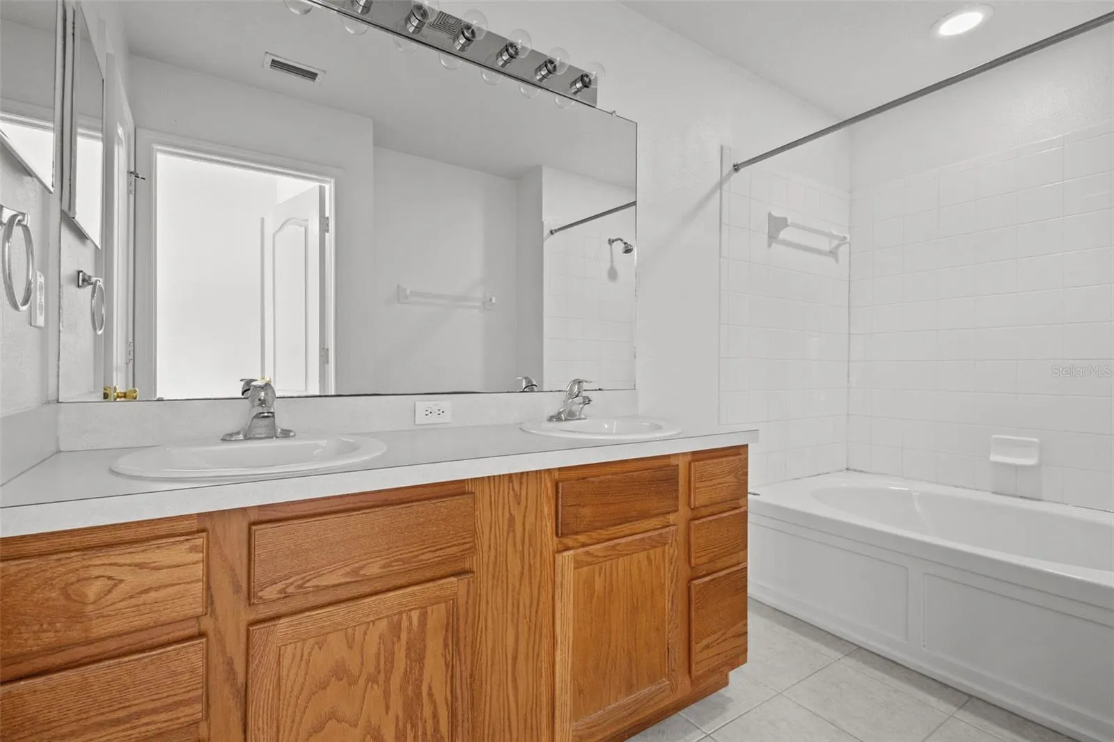 Master Bath with large Garden Tub