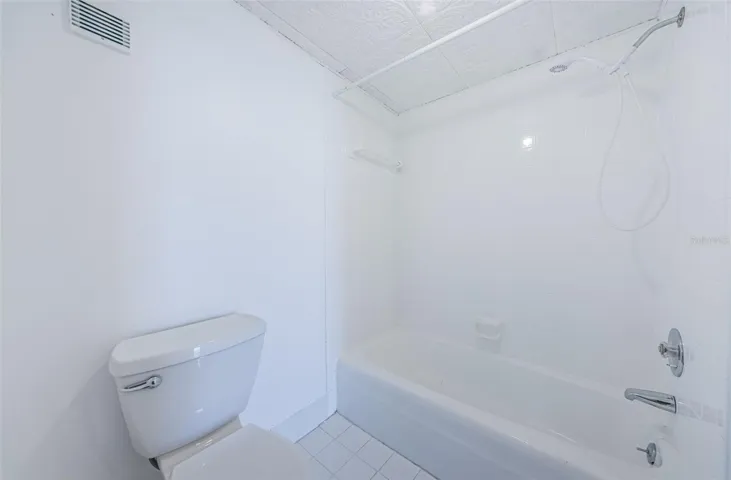 Second bedroom with tub