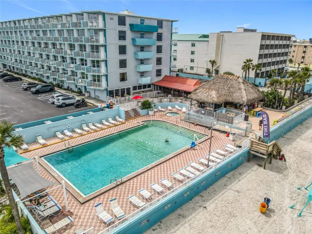 The Fountain Beach Resort features restaurant with indoor and outdoor dining plus a pool bar